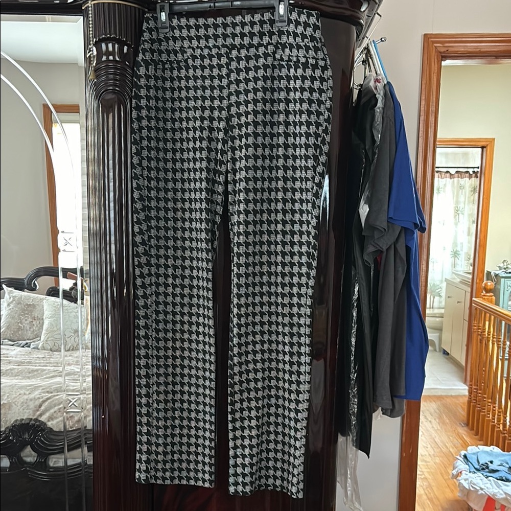 New York & Company Monochrome Geometric Pants